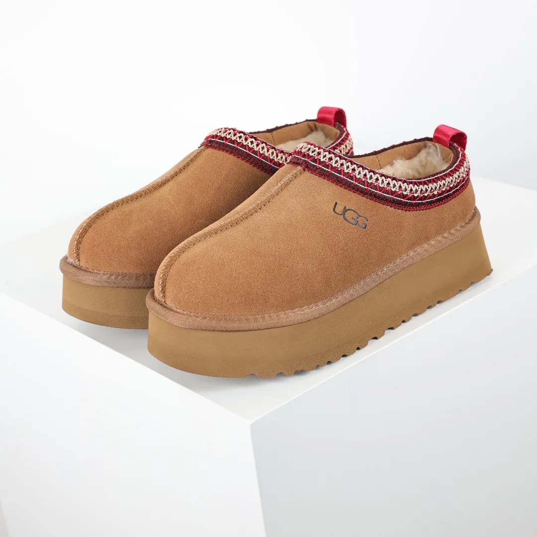 Pick up locally 💰460 The core recommendation is good price E4 UGG Tats series thick model Muller style toe-cap 5CM half slippers Ethnic style autumn and winter snow boots High-quality sheepskin fleece insulation and heat lock Made of TPU molded suede upper material Built-in artificial curly wool plush lining and 10mm UGGPURE™ implanted wool lining and removable UGGPURE™ implanted wool insole Lightweight, non-slip and comfortable rubber outsole with brand logo and trademark. Comes with complete packaging. Size: 35 36 37 38 39 40. It is recommended to choose one size larger.